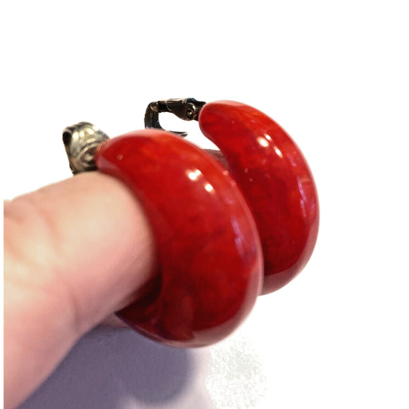 Vintage Clip On Earrings Faux Hoops Cherry Red Lucite Swirl Mod 1960’s Fashion - Picture 4 of 7